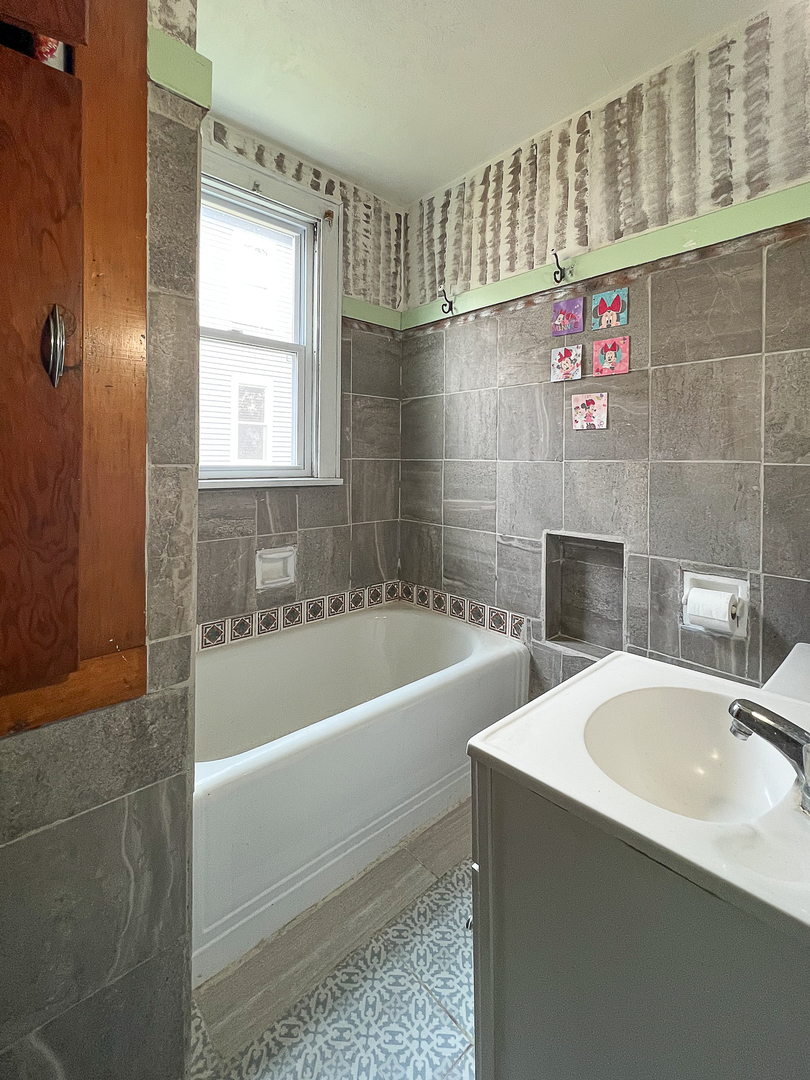 415 South 3rd Street Rochelle, IL 61068 - Photo 15 of 28 a bathroom with a bathtub and a shower