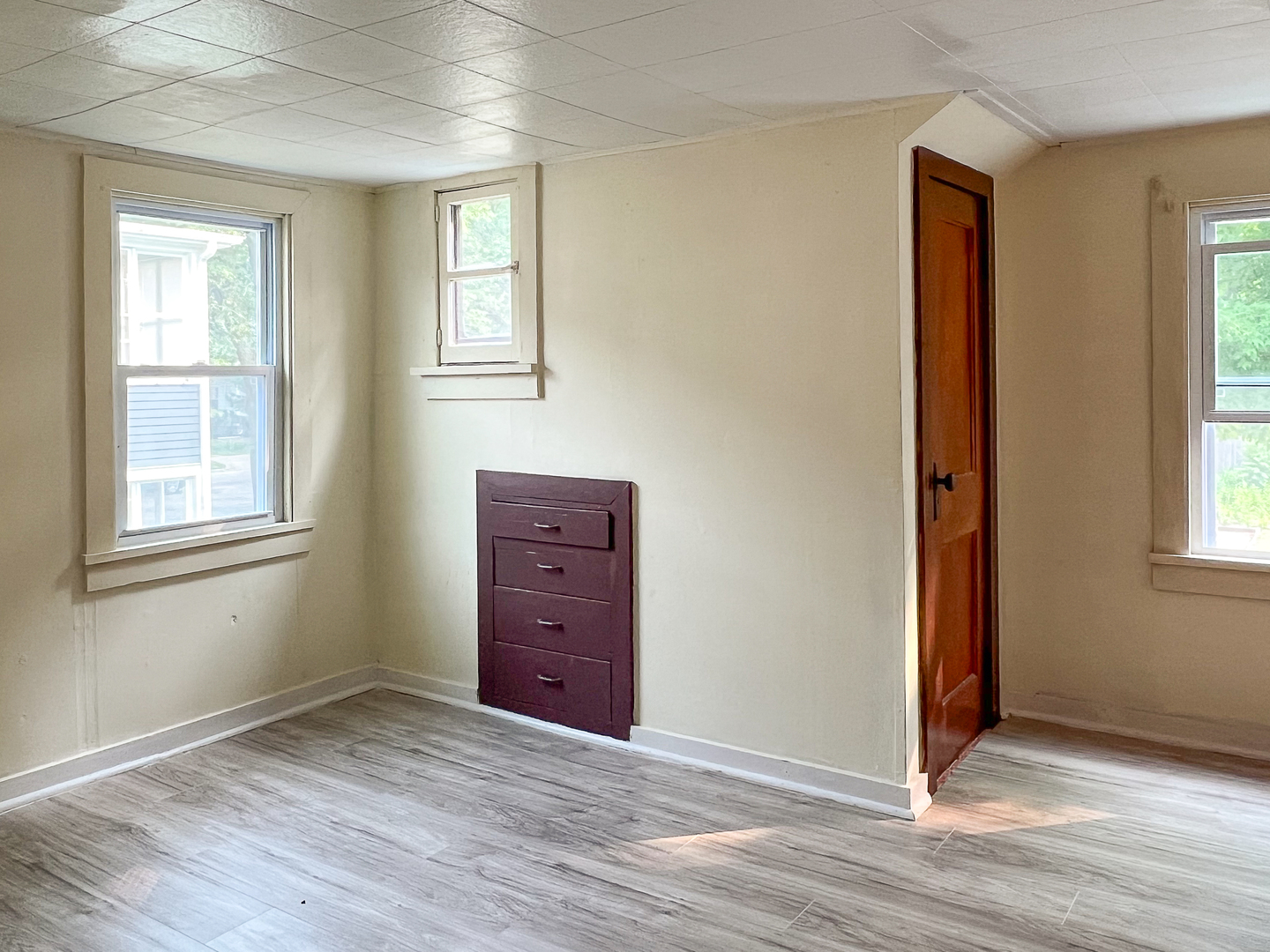 415 South 3rd Street Rochelle, IL 61068 - Photo 19 of 28 an empty room with windows and closet