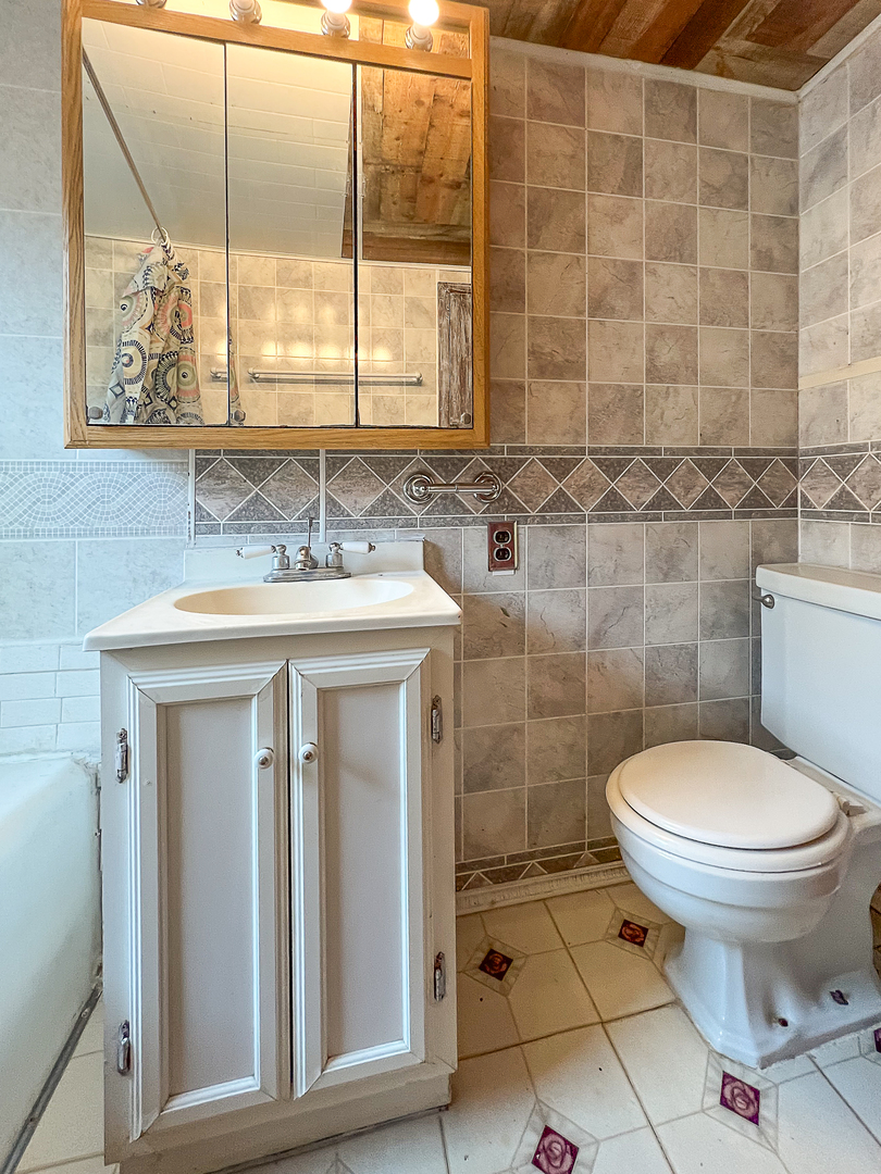 415 South 3rd Street Rochelle, IL 61068 - Photo 22 of 28 a bathroom with a toilet sink and mirror