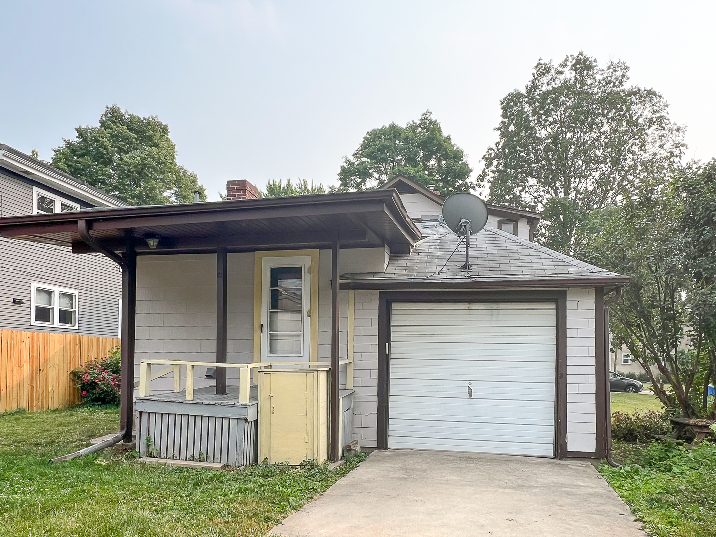 415 South 3rd Street Rochelle, IL 61068 - Photo 26 of 28 front view of a house
