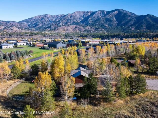 $1,695,000 | 83 Buck Lane, Alpine, WY 83128