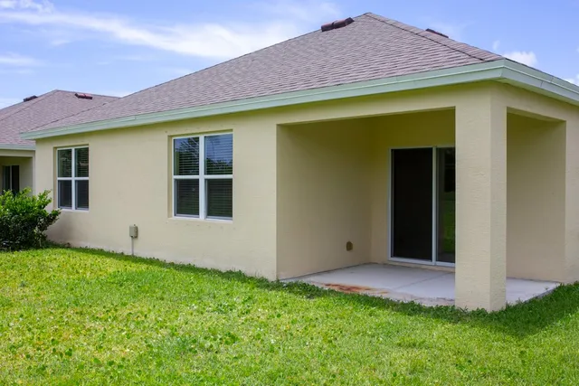 a view of a house with backyard and porch