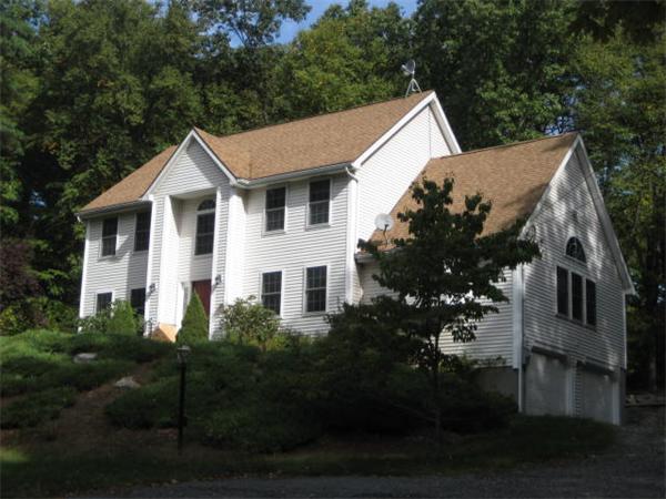 a view of house with garden and trees