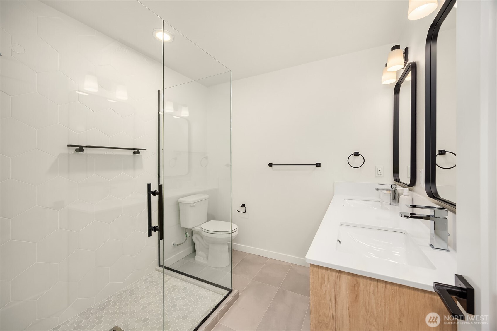 8606 Linden Avenue North Seattle, WA 98103 - Photo 14 of 36