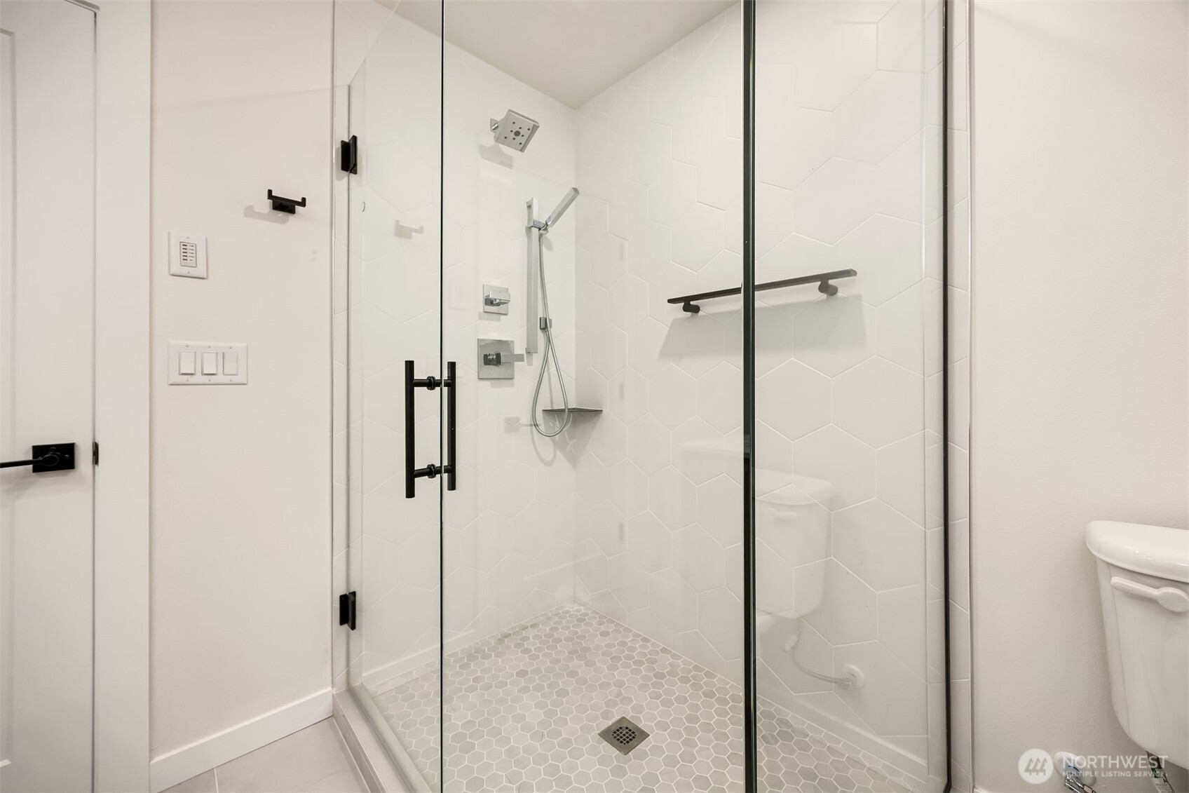 8606 Linden Avenue North Seattle, WA 98103 - Photo 15 of 36