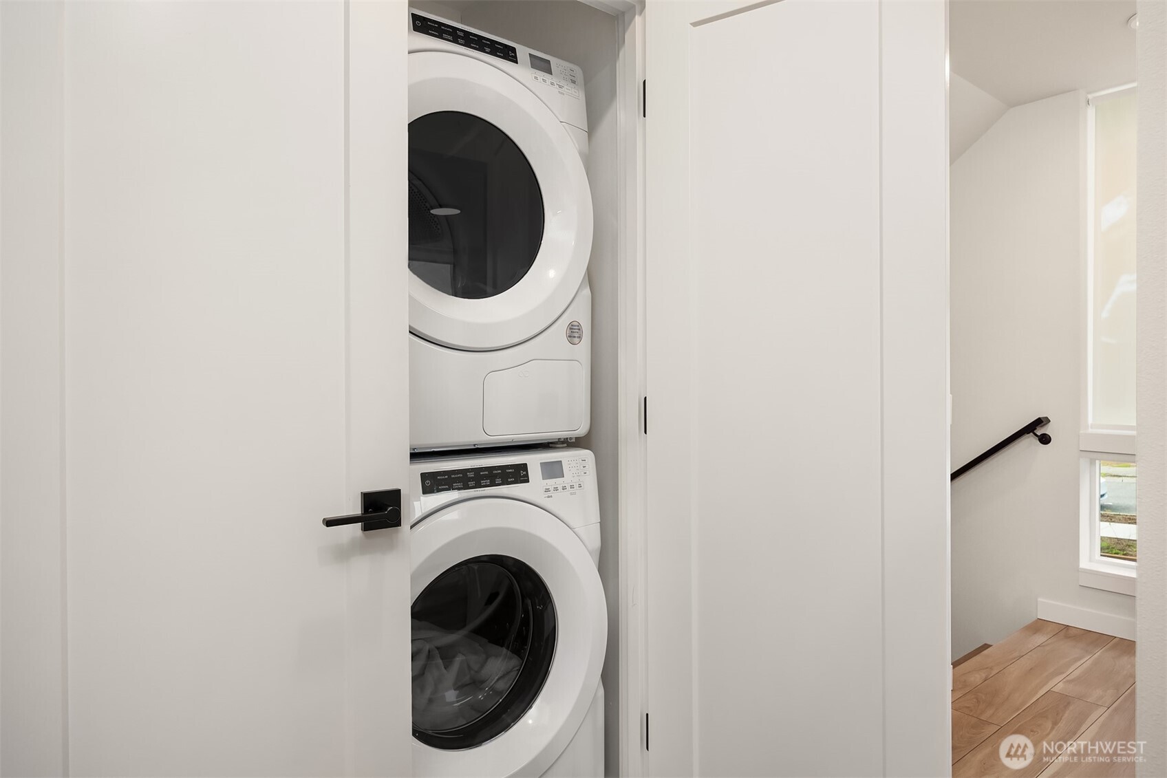 8606 Linden Avenue North Seattle, WA 98103 - Photo 21 of 36