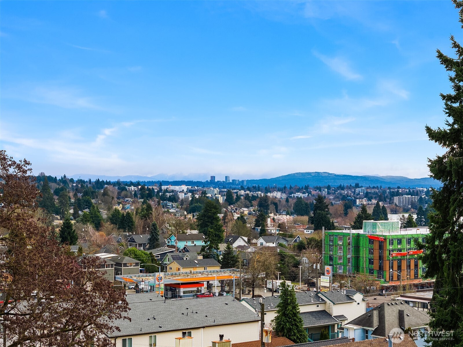 8606 Linden Avenue North Seattle, WA 98103 - Photo 31 of 36