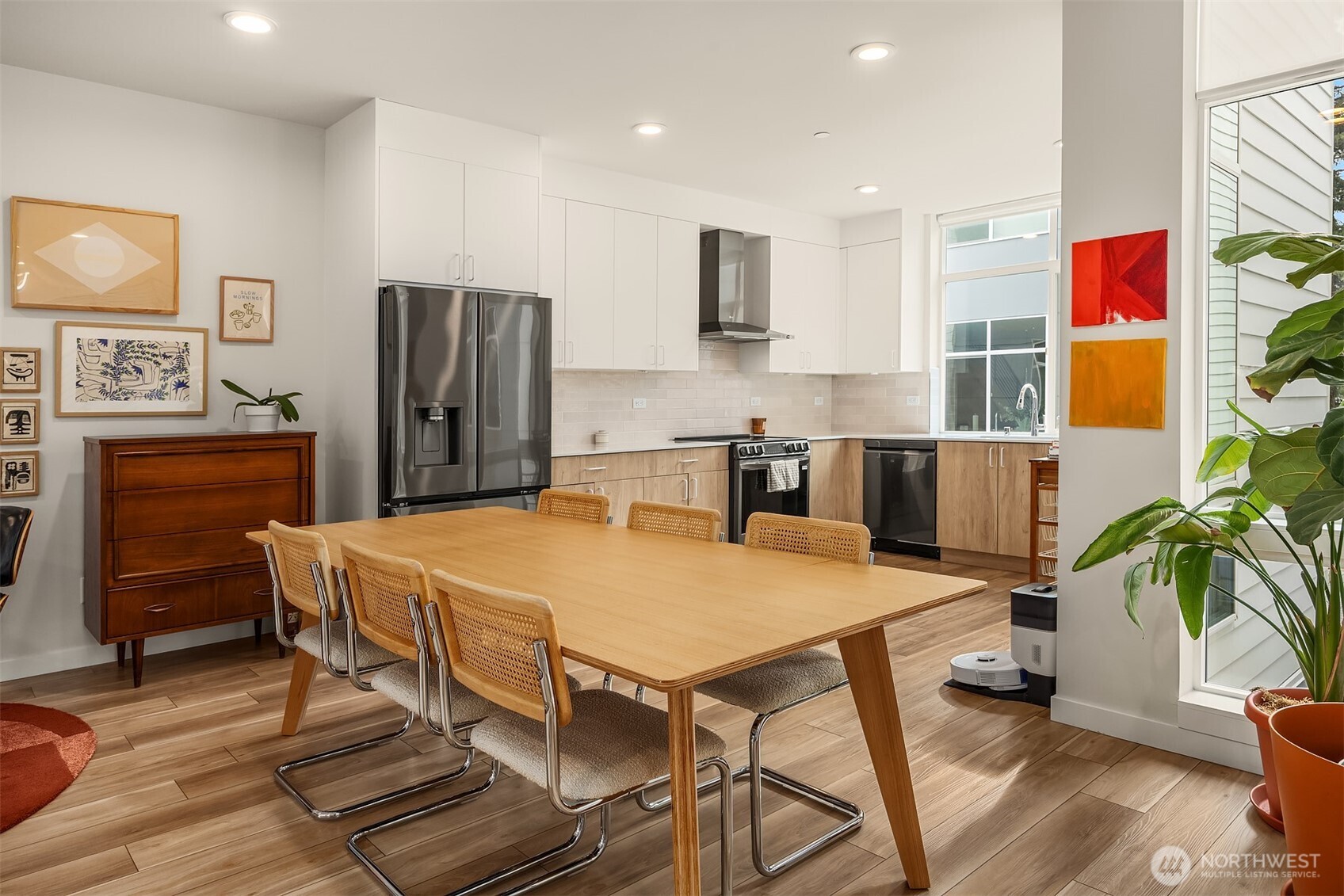 8606 Linden Avenue North Seattle, WA 98103 - Photo 7 of 36