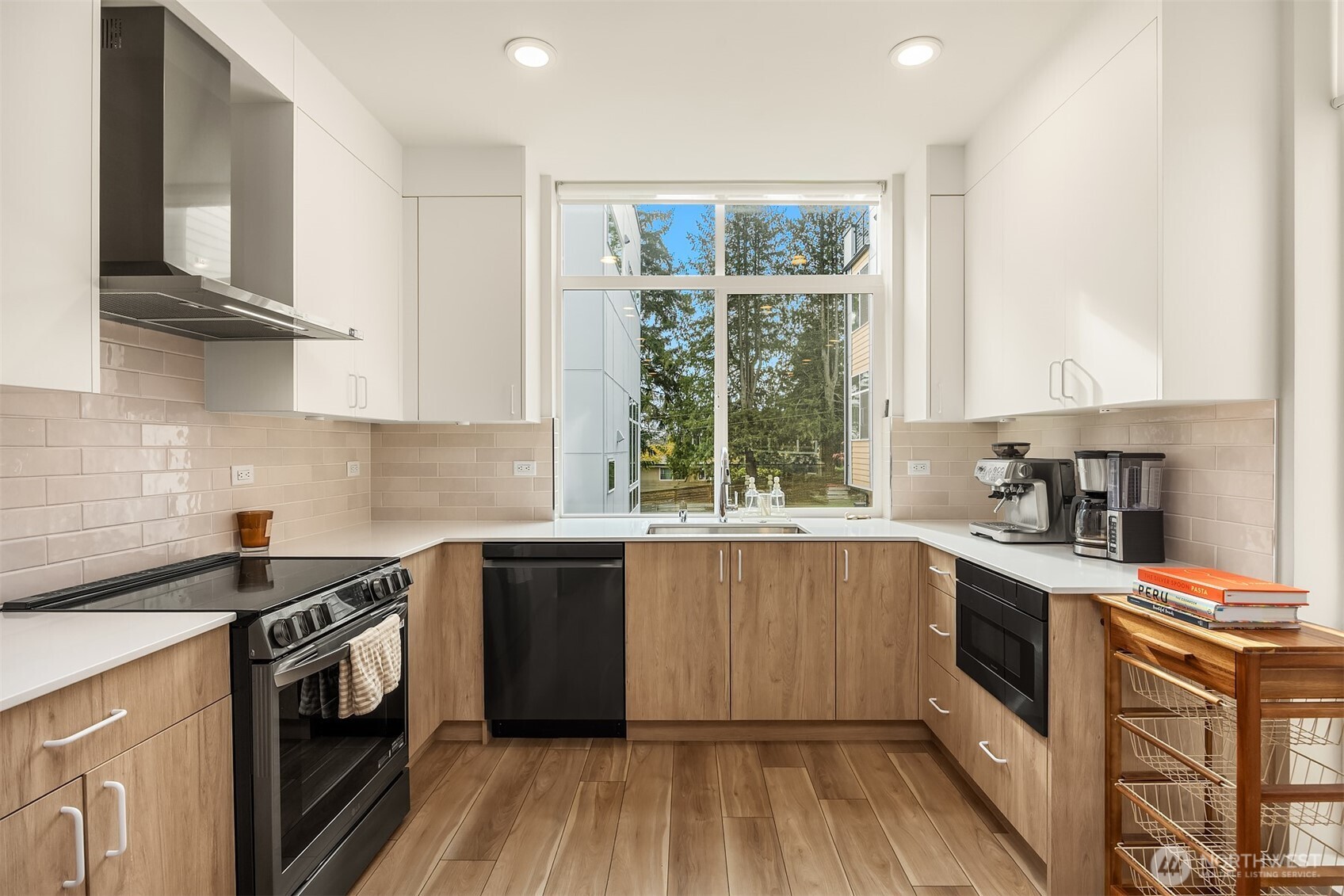 8606 Linden Avenue North Seattle, WA 98103 - Photo 10 of 36