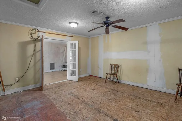 a view of empty room with ceiling fan