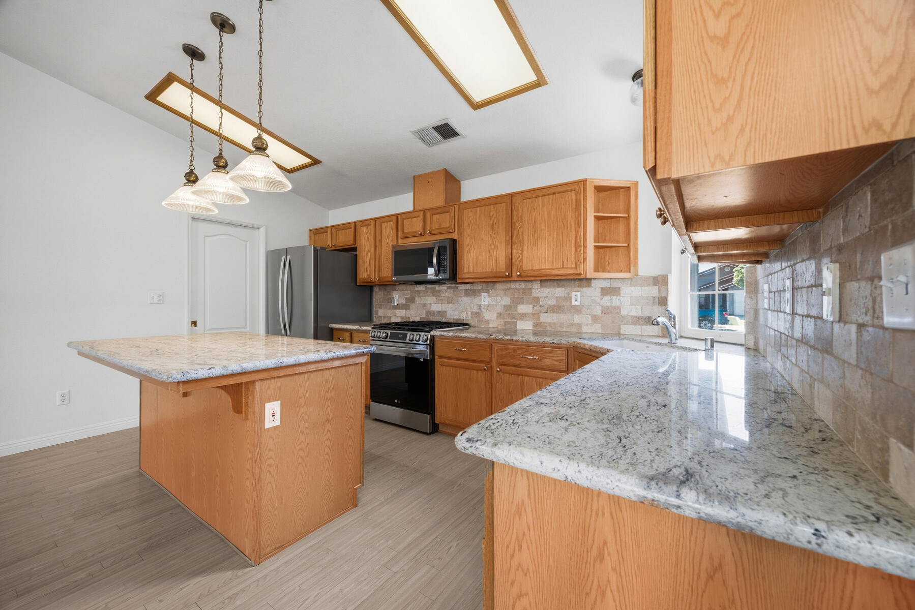 1752 Modoc Avenue Tulare, CA 93274 - Photo 14 of 45 14 - Kitchen (2)
