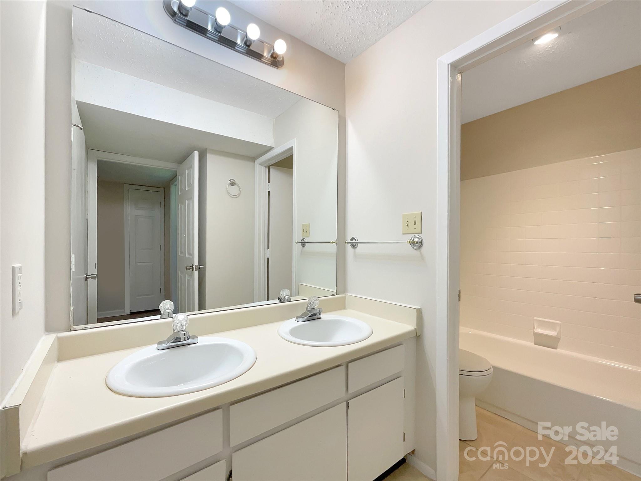 4948 Sardis Road, Unit D Charlotte, NC 28270 - Photo 17 of 19 Gallery Image 17
