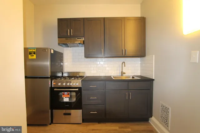 $995 | 5028 Wayne Avenue, Philadelphia, PA 19144