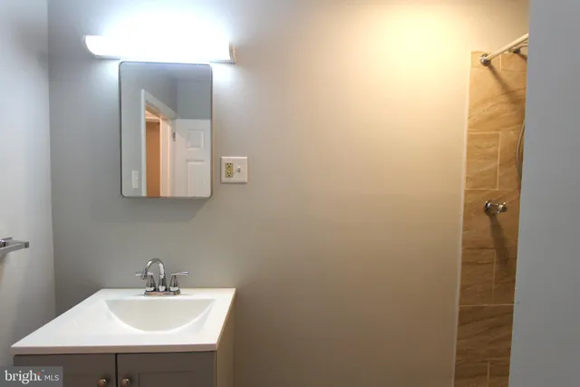 $995 | 5028 Wayne Avenue, Philadelphia, PA 19144