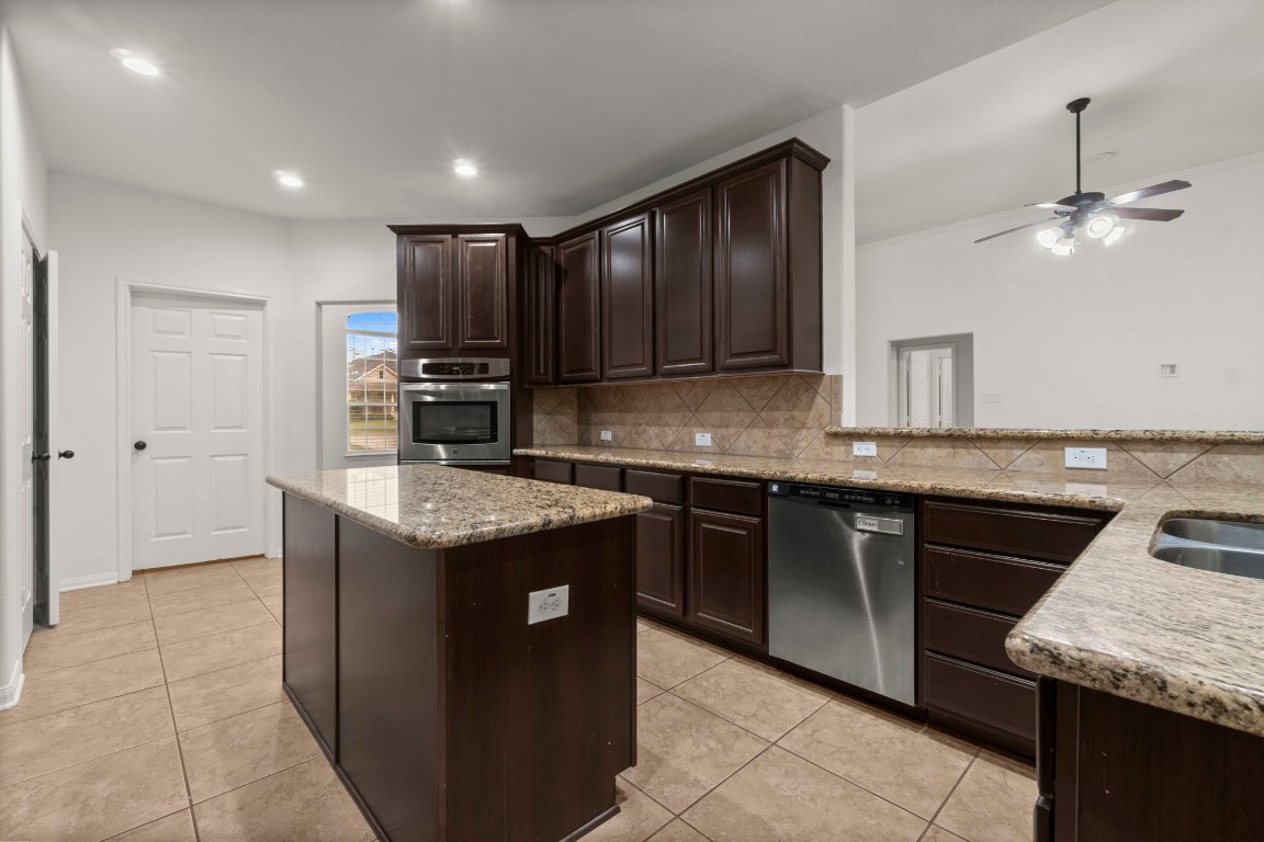 638 Spring Forest Court Conroe, TX 77302 - Photo 6 of 22