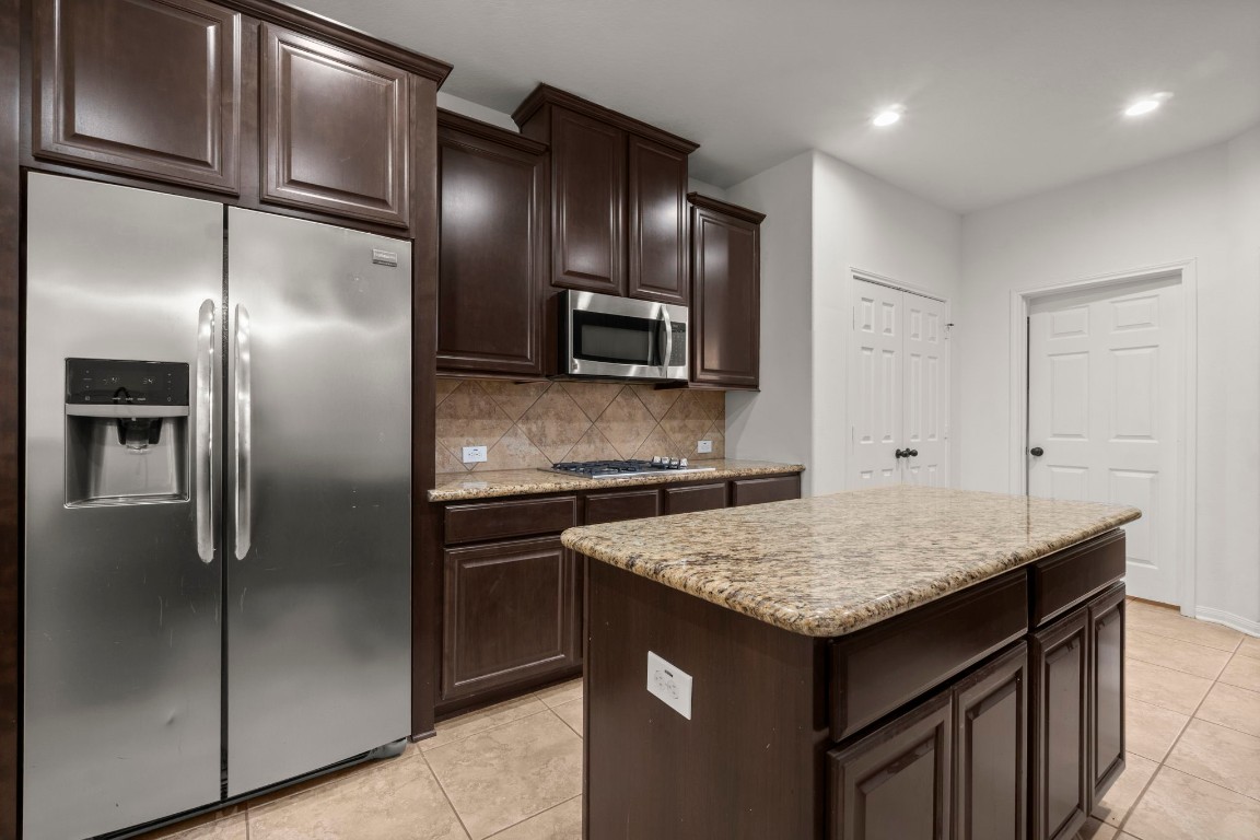 638 Spring Forest Court Conroe, TX 77302 - Photo 7 of 22