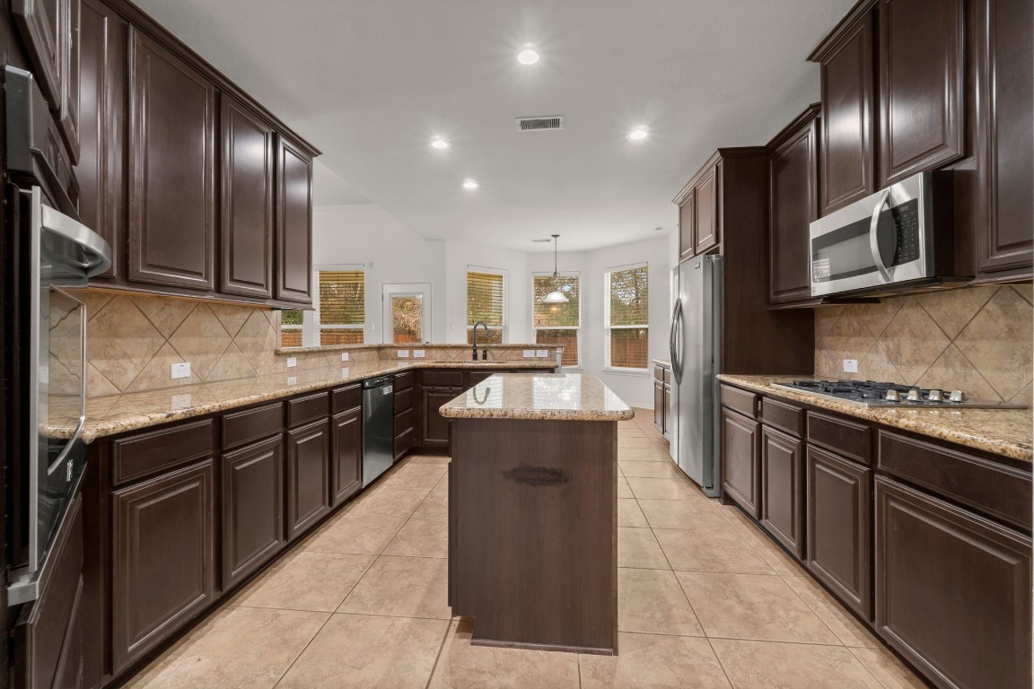 638 Spring Forest Court Conroe, TX 77302 - Photo 8 of 22