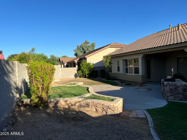 a view of a house with backyard