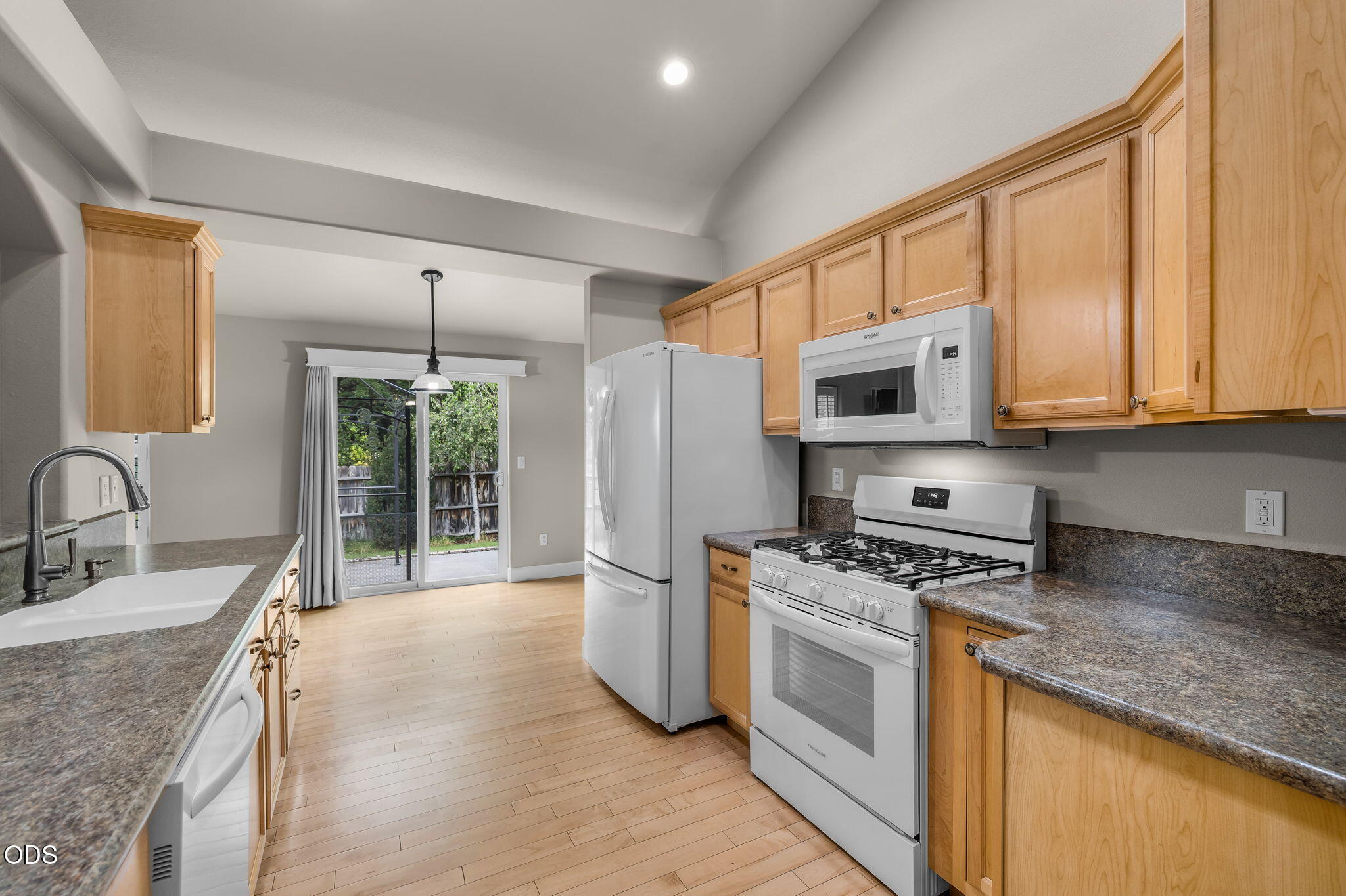 2041 Southwest Obsidian Avenue Redmond, OR 97756 - Photo 11 of 49