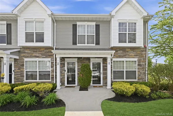 $498,999 | 32 Weatherby Lane, Unit 32, Central Islip, NY 11722