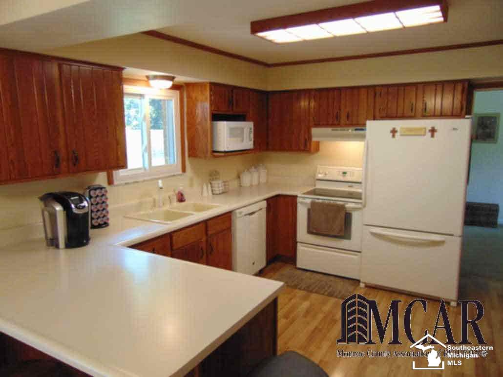 7604 Apache Trail Temperance, MI 48182 - Photo 9 of 32 Ample Counter Space