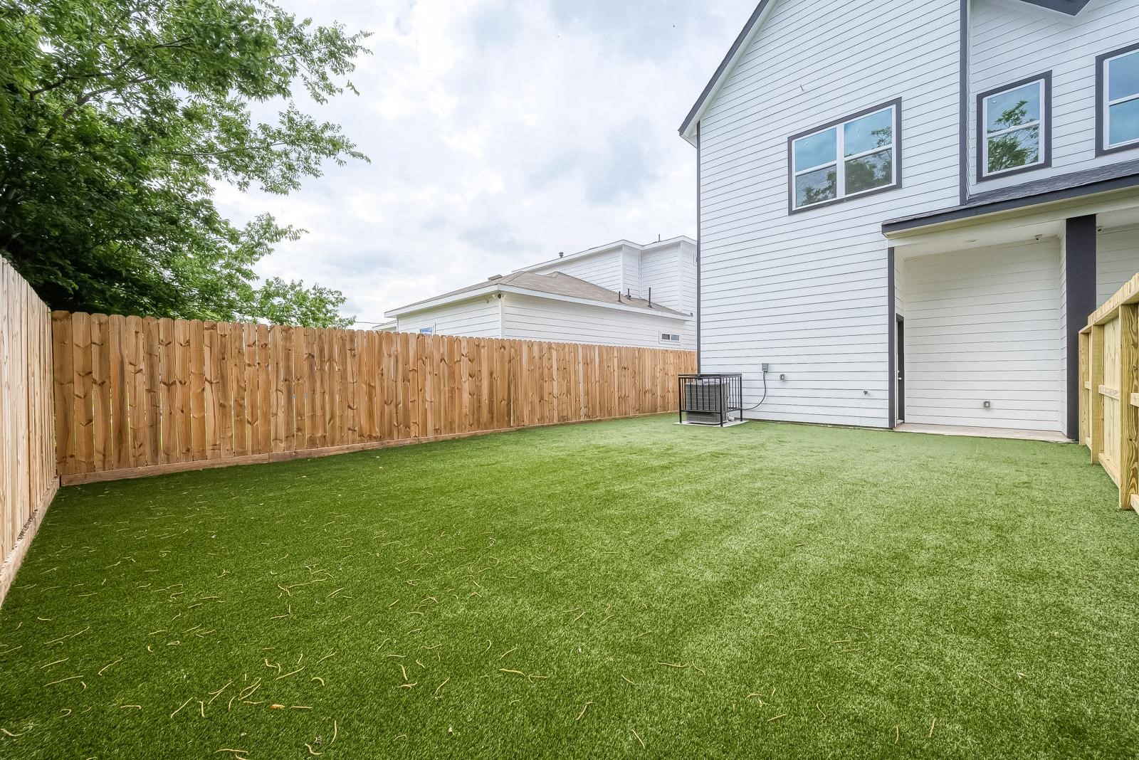 4319 Rosemont Street Houston, TX 77051 - Photo 7 of 17 SYNTHETIC GRASS