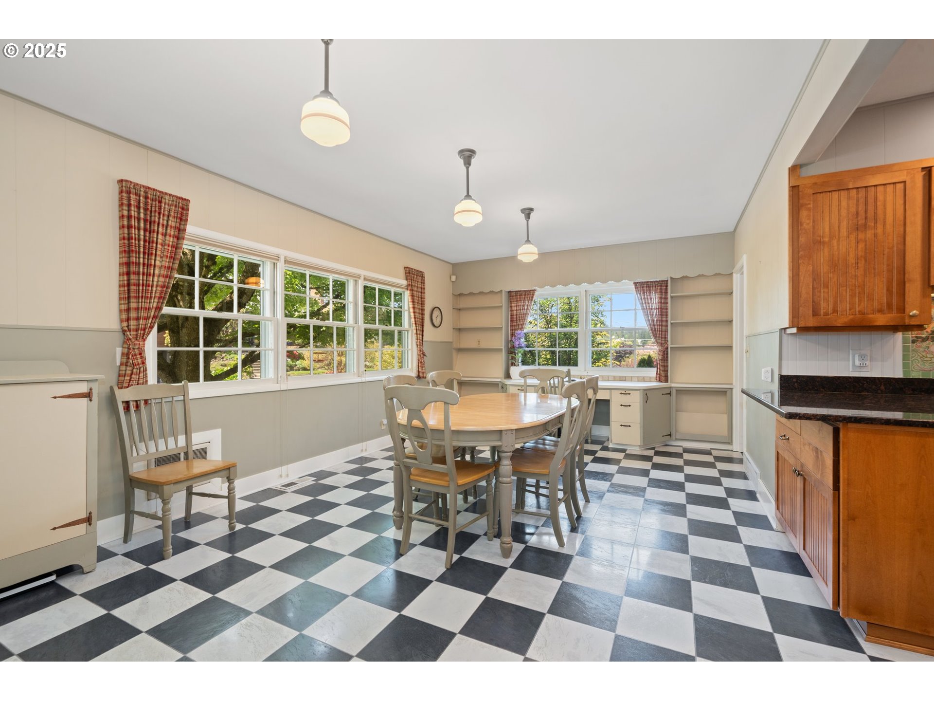 660 Southwest Evans Street Portland, OR 97219 - Photo 14 of 36