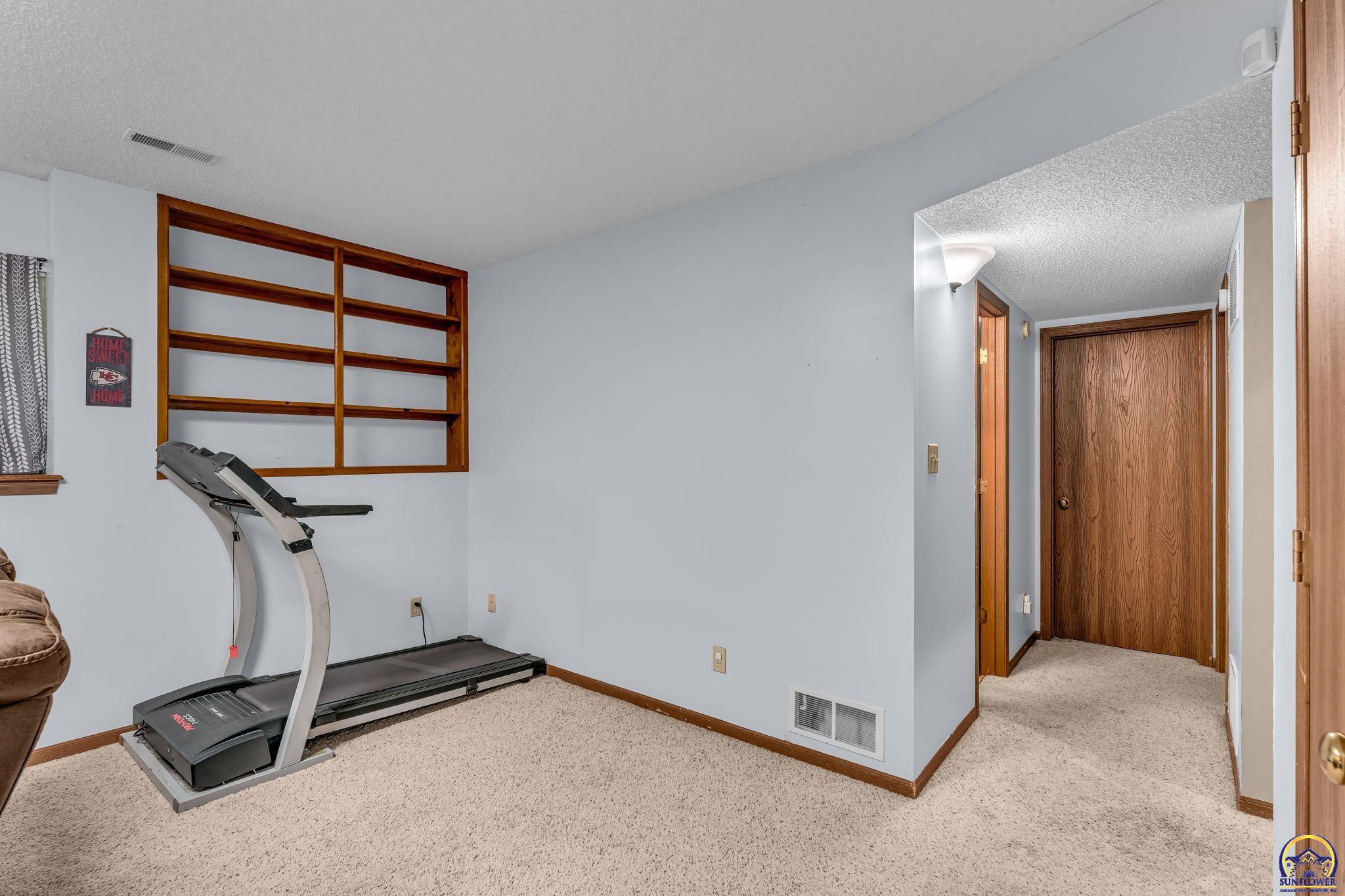 7425 Southwest 27th Street Topeka, KS 66614 - Photo 20 of 25