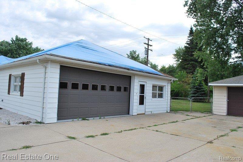 32728 Ruehle Avenue Warren, MI 48093 - Photo 9 of 14 2-Car Attached Garage