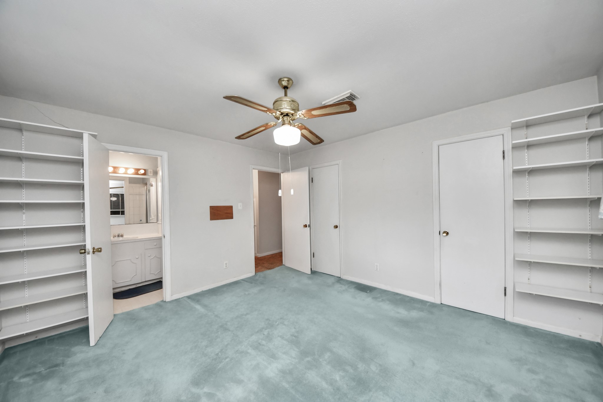 9006 Springview Lane Houston, TX 77080 - Photo 19 of 36 Primary bedroom
