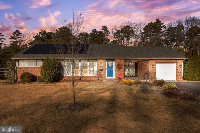 a picture of floor with a white wall