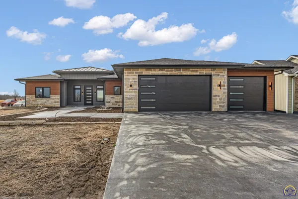 $469,900 | 2927 Southwest Greenridge Street, Topeka, KS 66614