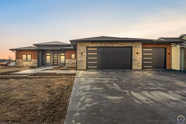 $469,900 | 2927 Southwest Greenridge Street, Topeka, KS 66614
