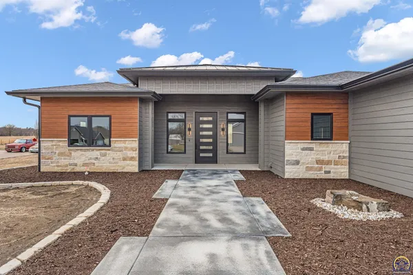 $469,900 | 2927 Southwest Greenridge Street, Topeka, KS 66614
