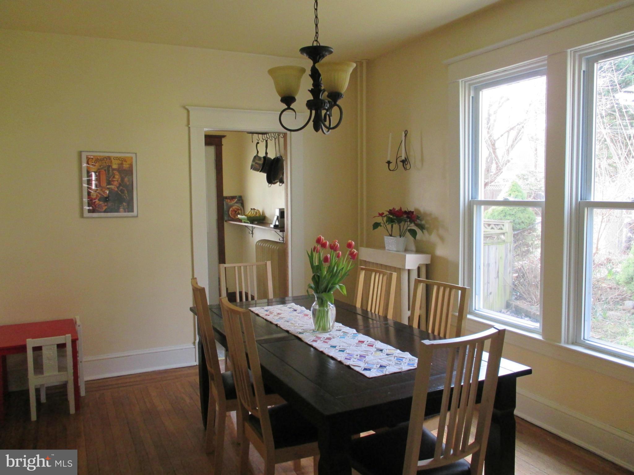 228 Mallow Hill Road Baltimore, MD 21229 - Photo 4 of 25 Large and Bright Dining Room