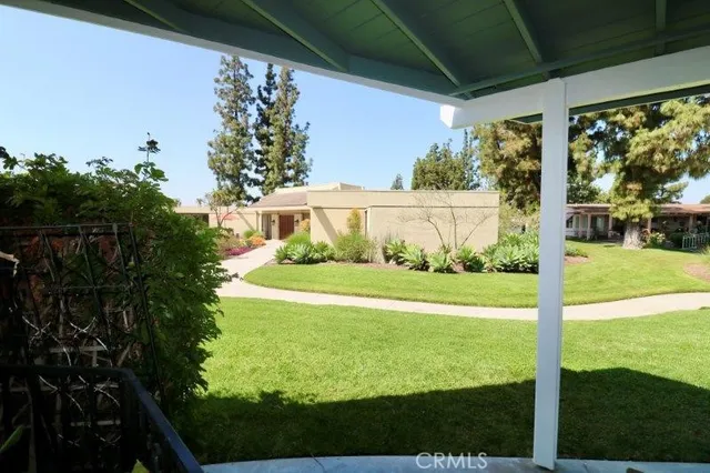 a view of a back yard