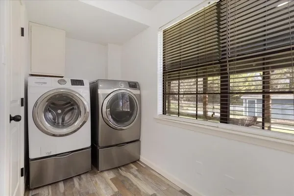 a view of a livingroom with washer and dryer