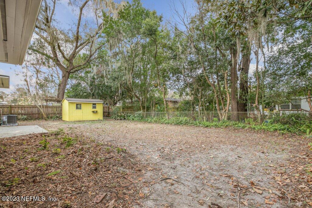 6404 Wesleyan Road Jacksonville, FL 32217 - Photo 44 of 45 a view of a yard with plants and trees