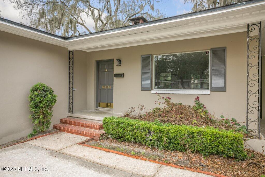 6404 Wesleyan Road Jacksonville, FL 32217 - Photo 5 of 45 a front view of a house with garden