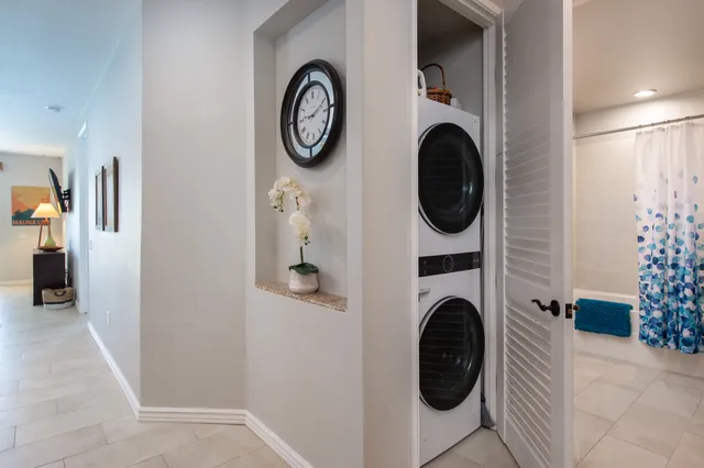 a view of entryway with washer and dryer