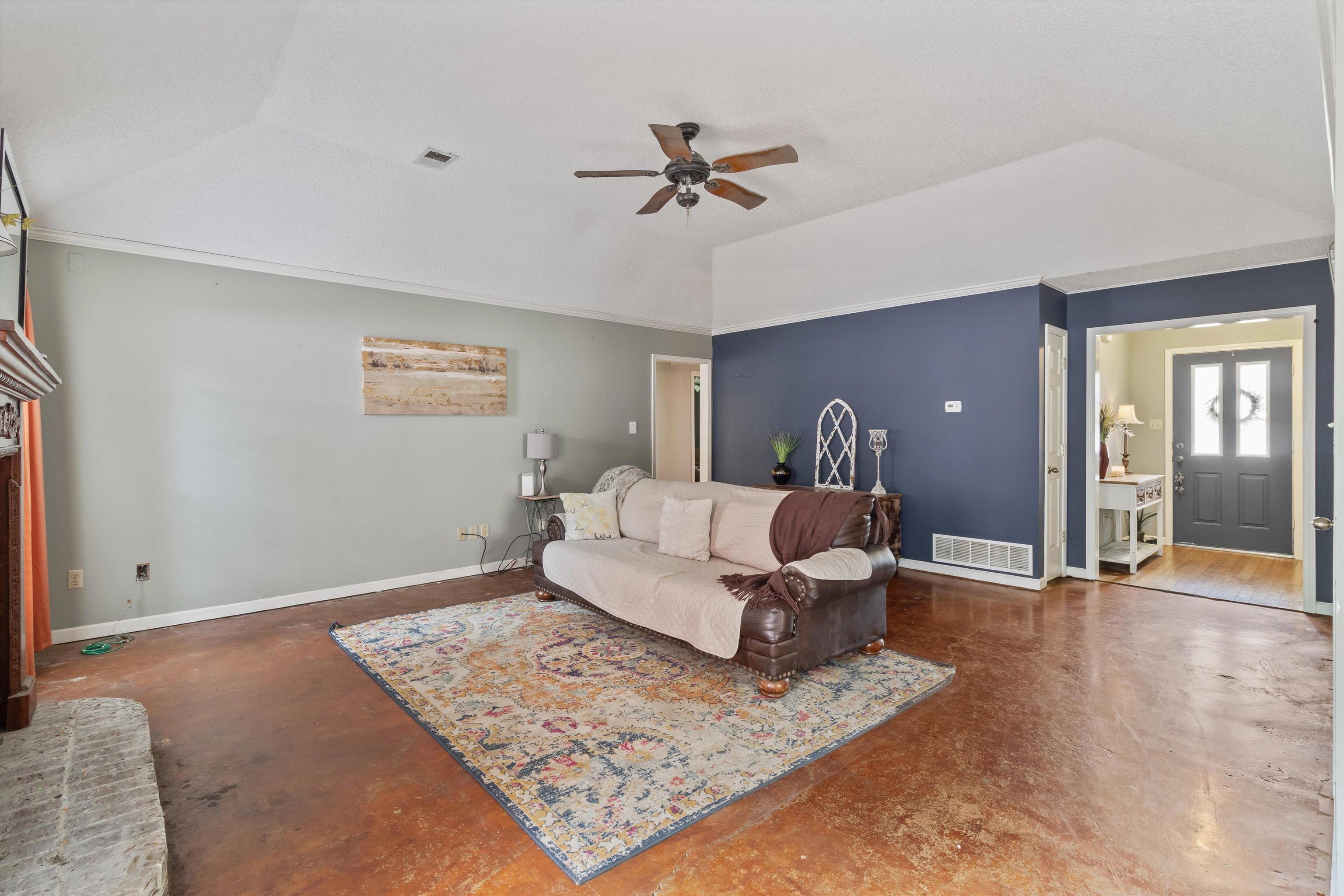 6712 Booth Forrest Drive Bartlett, TN 38135 - Photo 8 of 27 a living room with furniture
