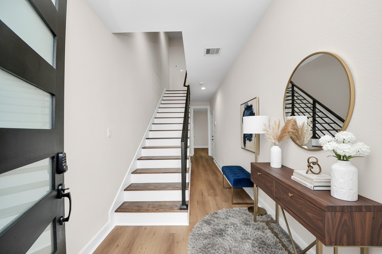 1603 Sylvester Road Houston, TX 77009 - Photo 2 of 15 Entry