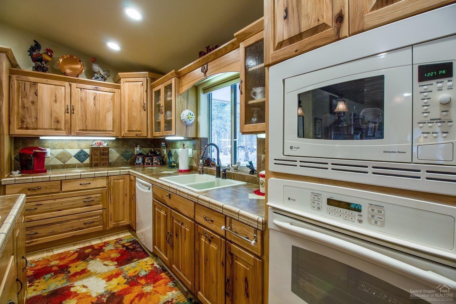 52078 Foxtail Road La Pine, OR 97739 - Photo 10 of 19 Lots of beautiful cabinetry, convection
