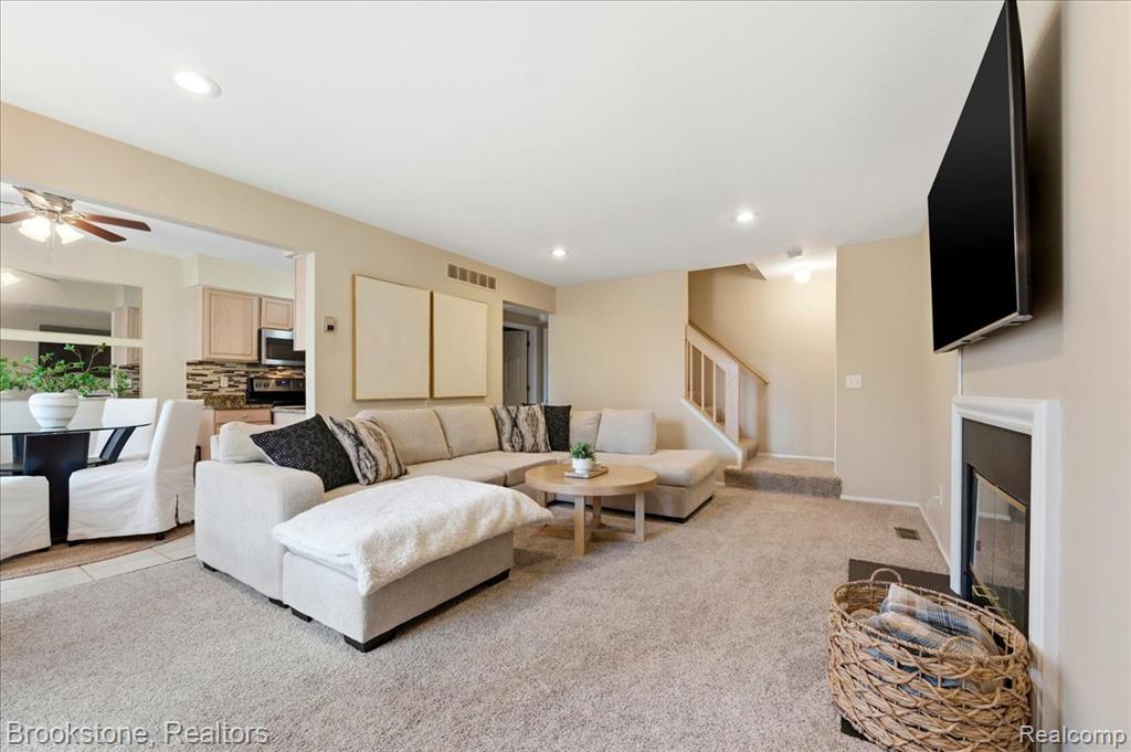 110 Pine Tree Ridge, Unit 3 Waterford, MI 48327 - Photo 4 of 32 Gallery Image 4