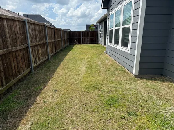 $1,975 | 502 Sonoma Court, Sherman, TX 75092