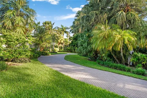 a view of yard with green space