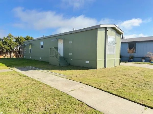 a view of a house with backyard