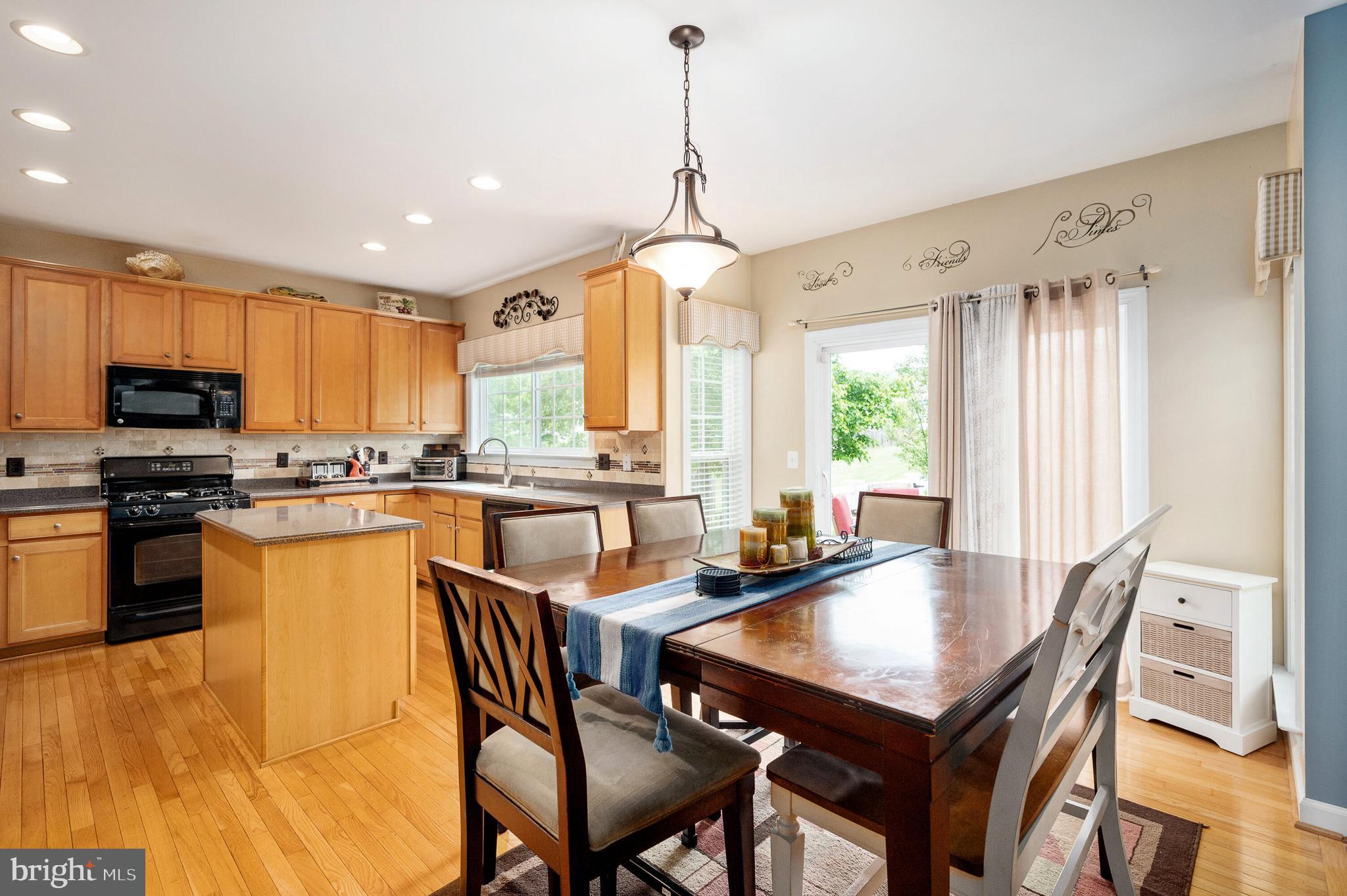 4190 Agency Loop Triangle, VA 22172 - Photo 14 of 47 Kitchen/Eat-in Area