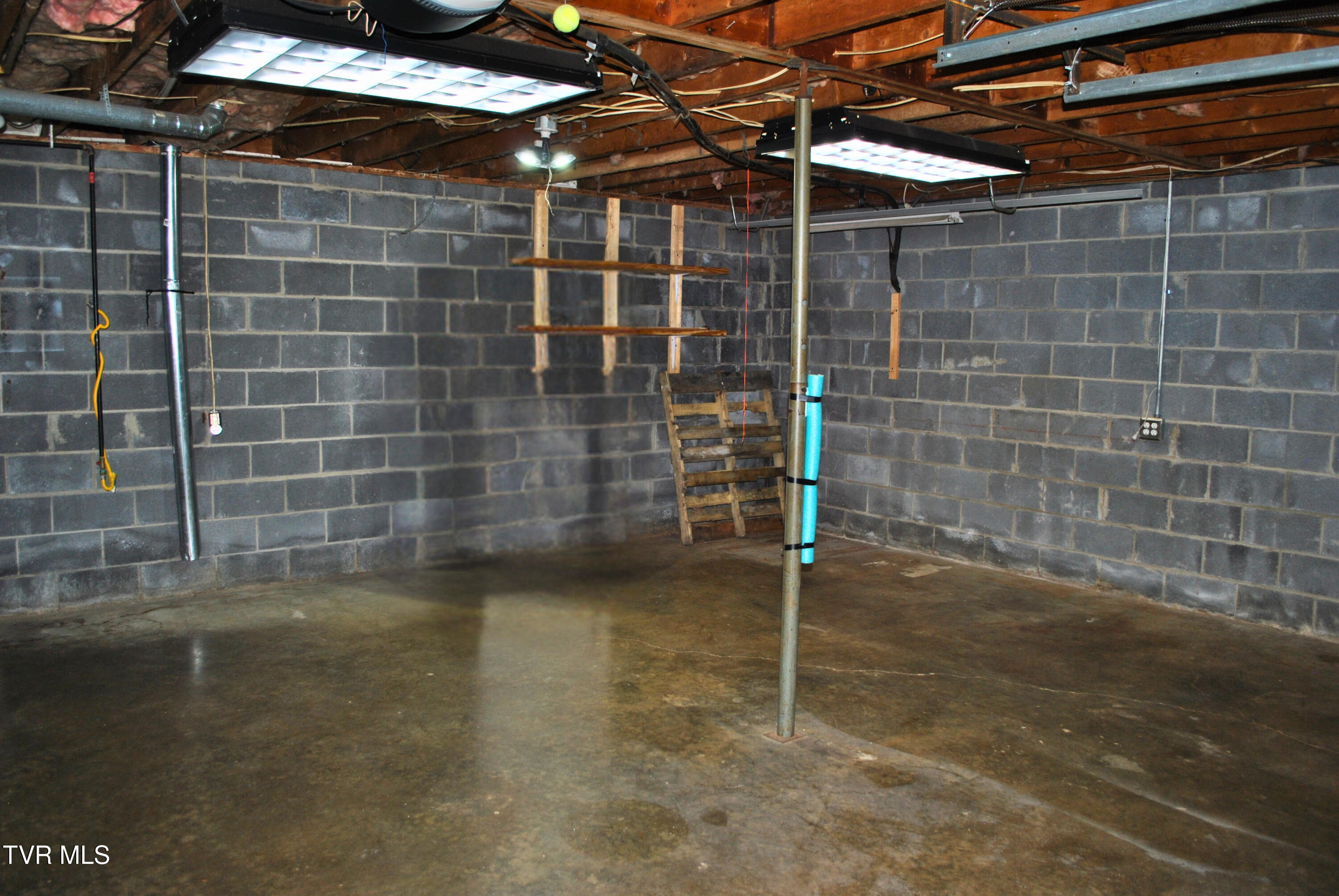 5919 Carters Valley Road Church Hill, TN 37642 - Photo 37 of 37 garage