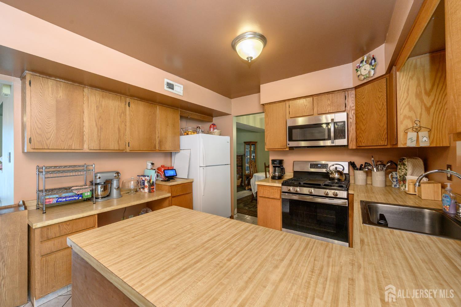 20 Snowdrift Lane Howell, NJ 07731 - Photo 11 of 35